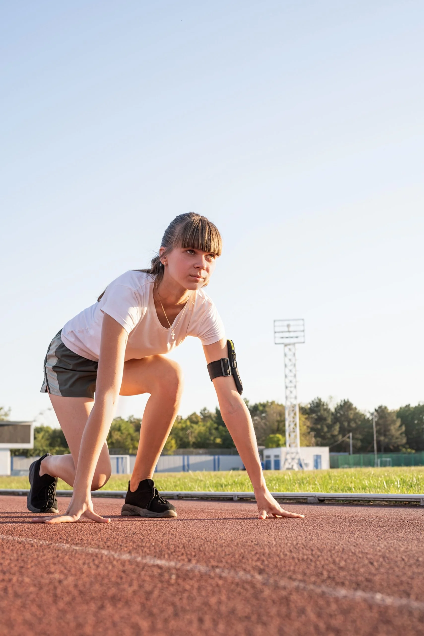 Kvinde klar til løb på atletikbane