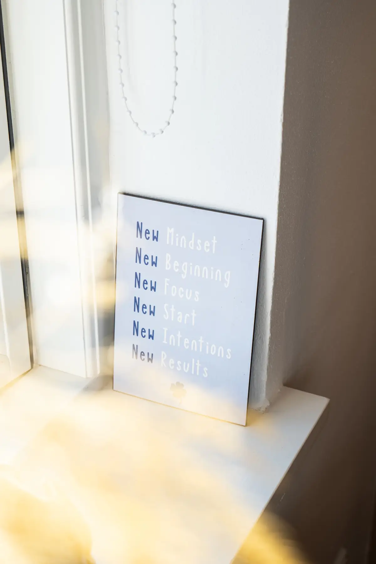 Plakat i et lyst rum