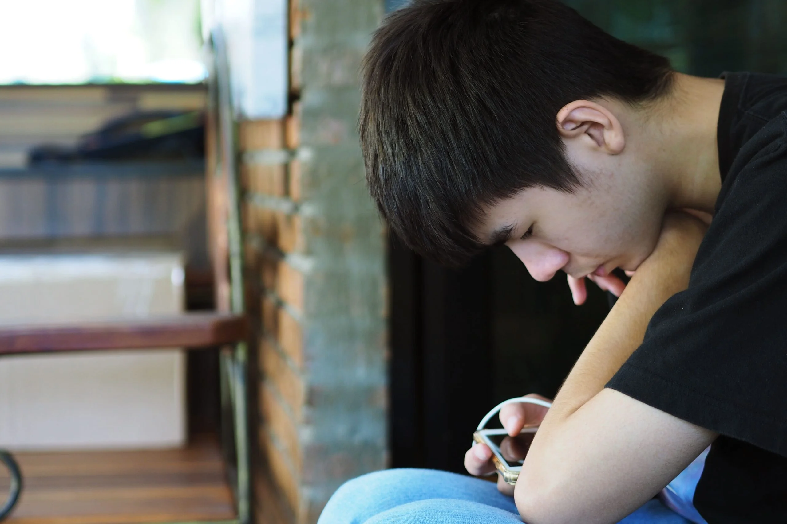 Ung mand bruger smartphone udenfor